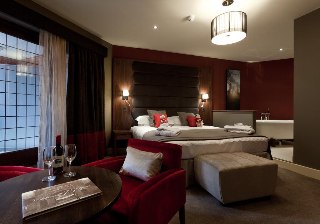 The Mere Golf Resort & Spa Bagian luar foto